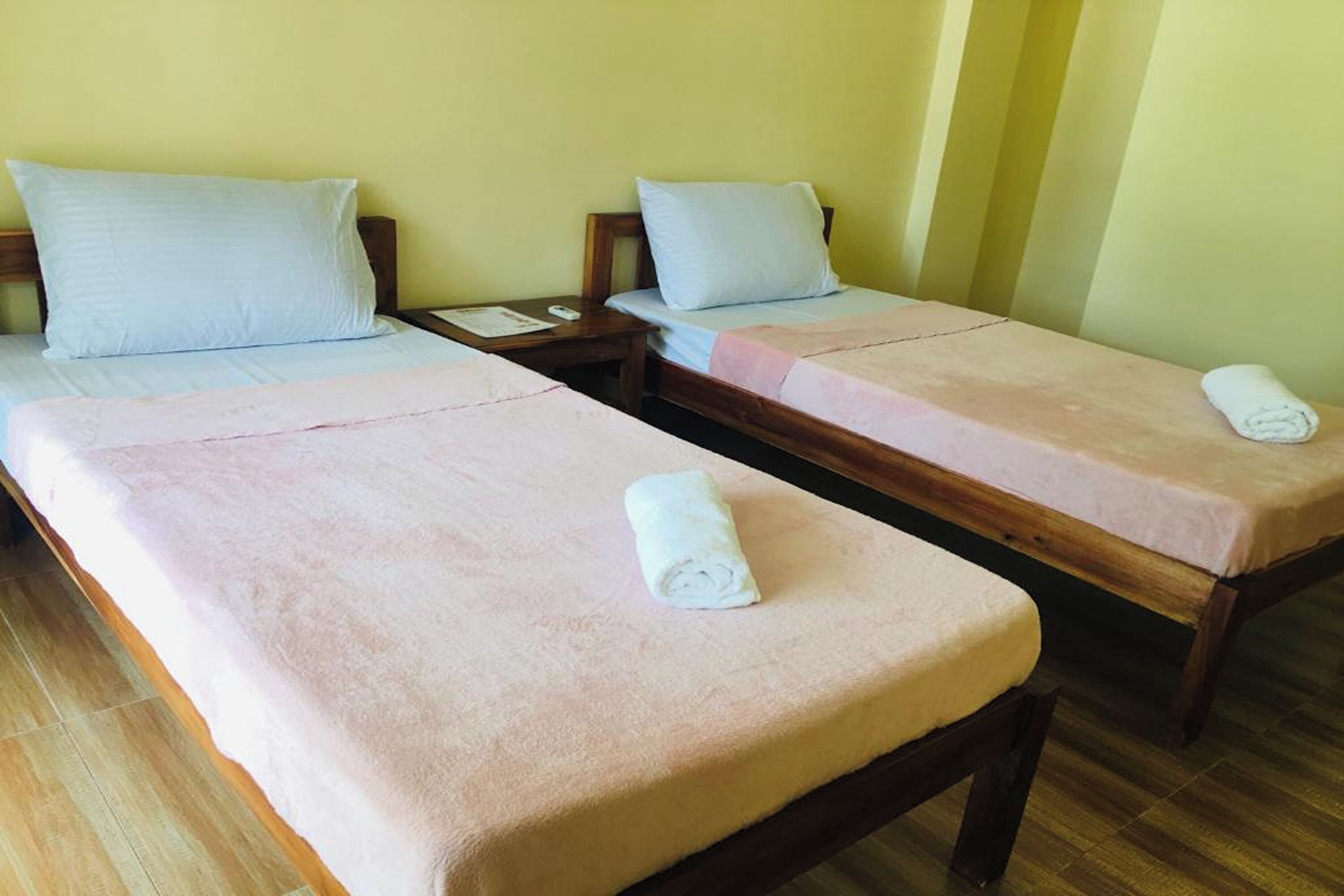 Kamar Standar | Meja kerja, setrika/meja setrika, Wi-Fi gratis, dan seprai linen