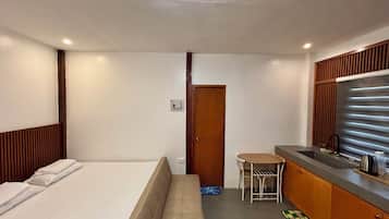 Family Villa | Desk, iron/ironing board, free WiFi, bed sheets