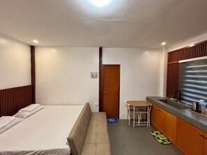 Escritorio, tabla de planchar con plancha, wifi gratis y ropa de cama 