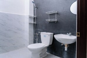 Shower, rainfall showerhead, free toiletries, towels