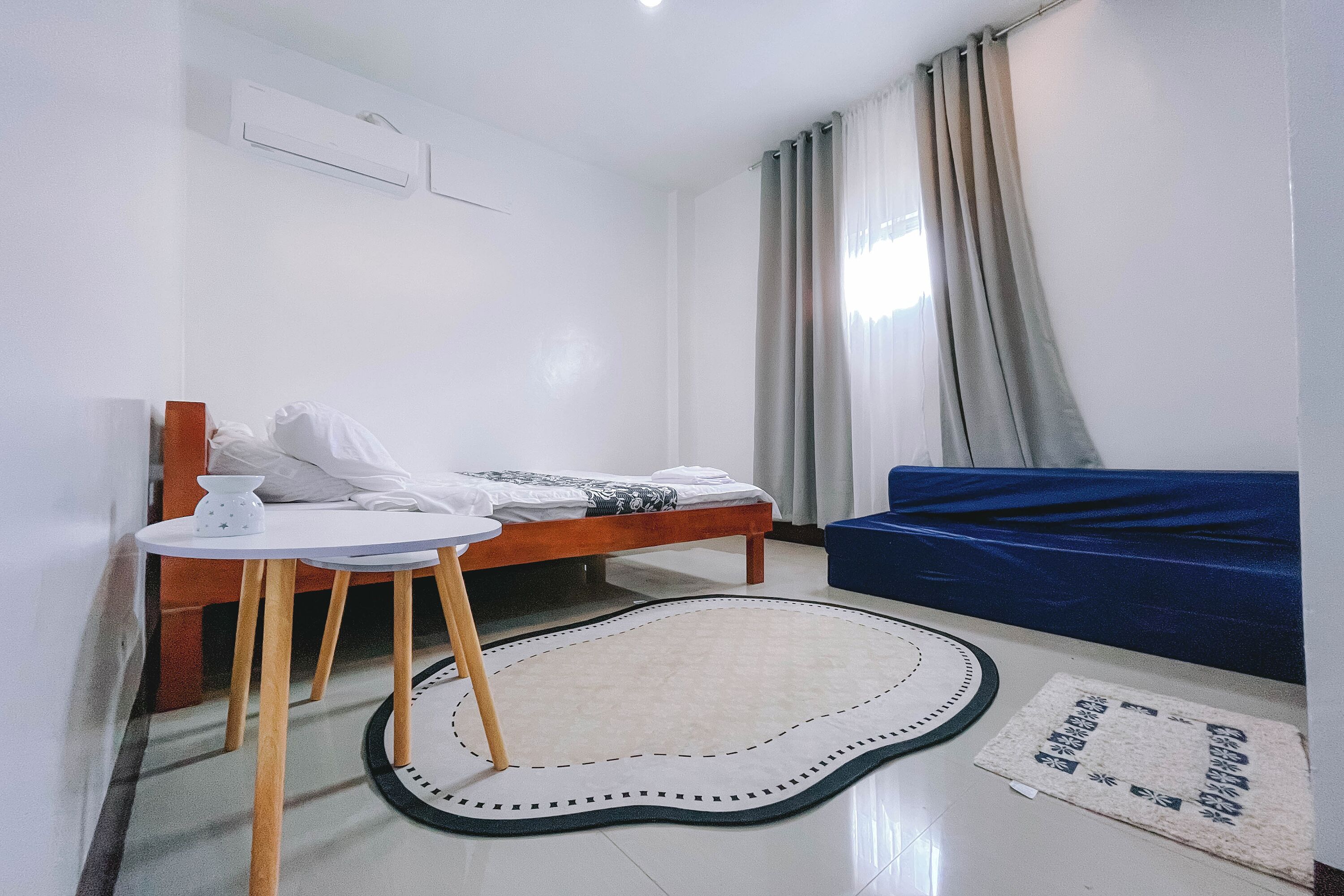 Desk, blackout drapes, free WiFi, bed sheets