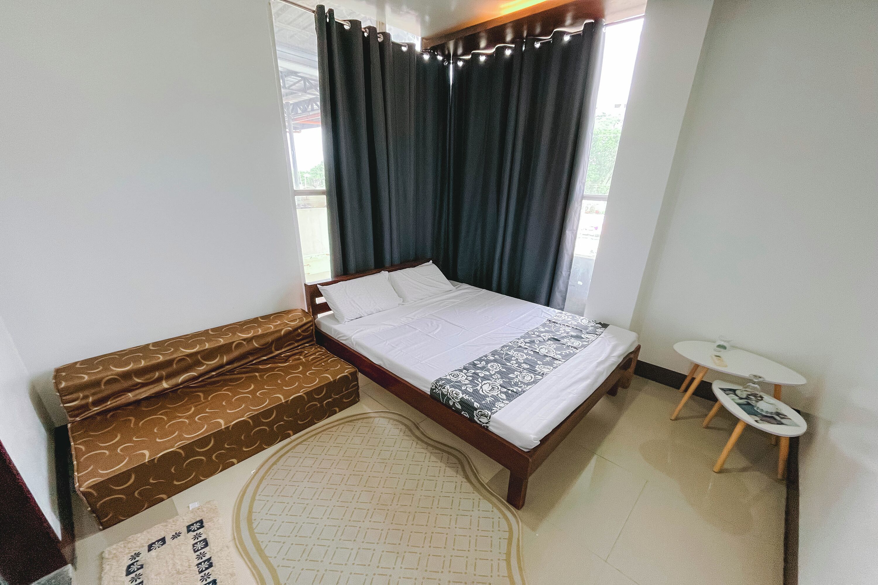 Desk, blackout drapes, free WiFi, bed sheets
