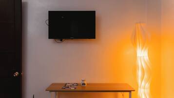 Family Room | Desk, blackout curtains, free WiFi, bed sheets