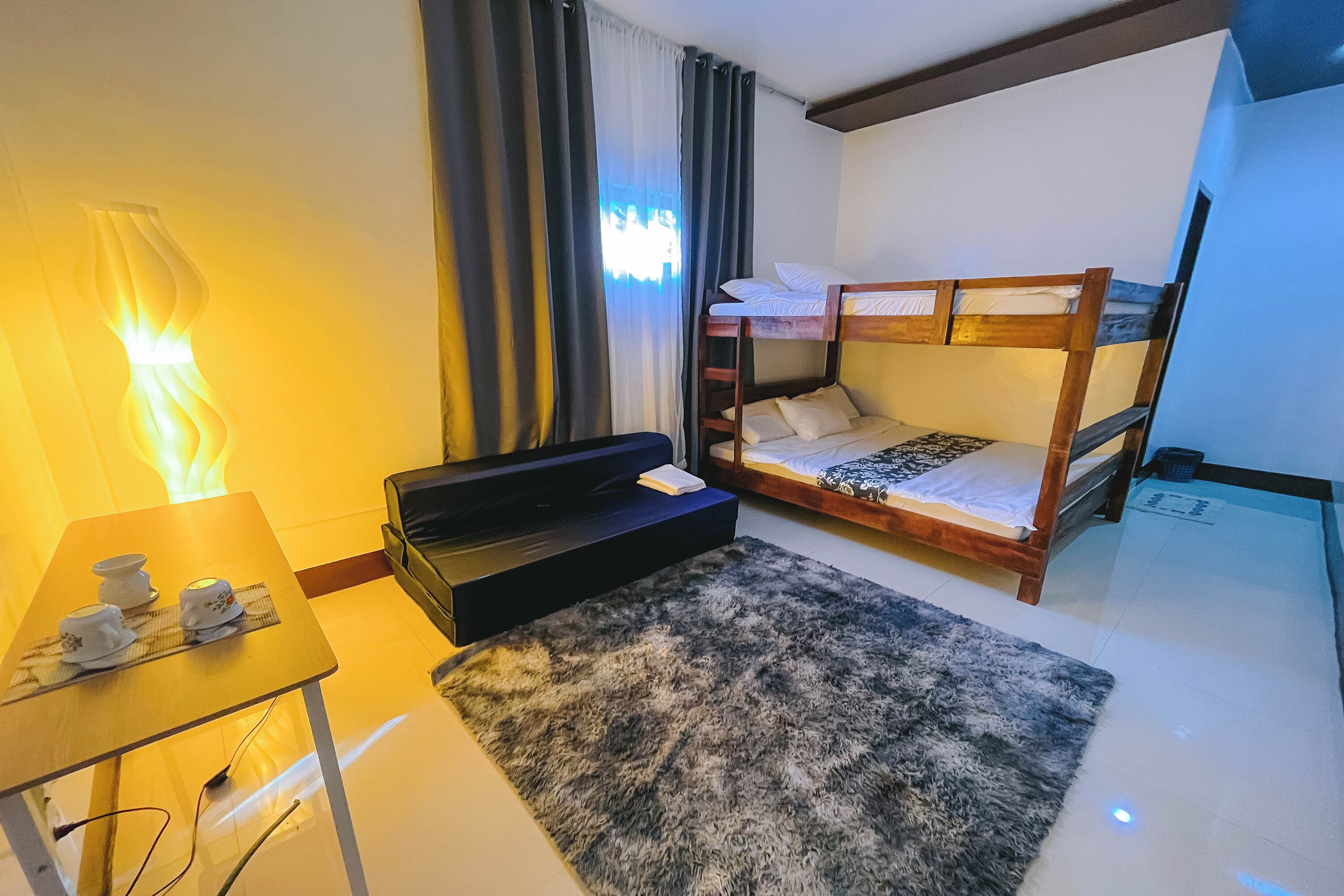 Habitación familiar | Escritorio, cortinas blackout, wifi gratis y ropa de cama 