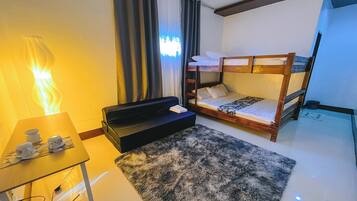 Habitación familiar | Escritorio, cortinas blackout, wifi gratis y ropa de cama