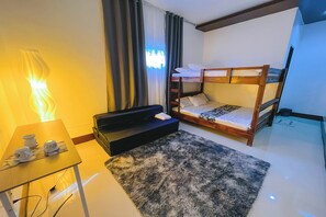 Family Room | Desk, blackout drapes, free WiFi, bed sheets