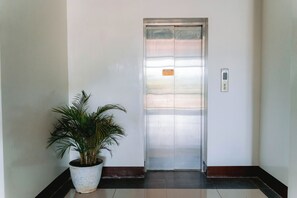 Lift - Stop-N-Stay Inn (Valencia)