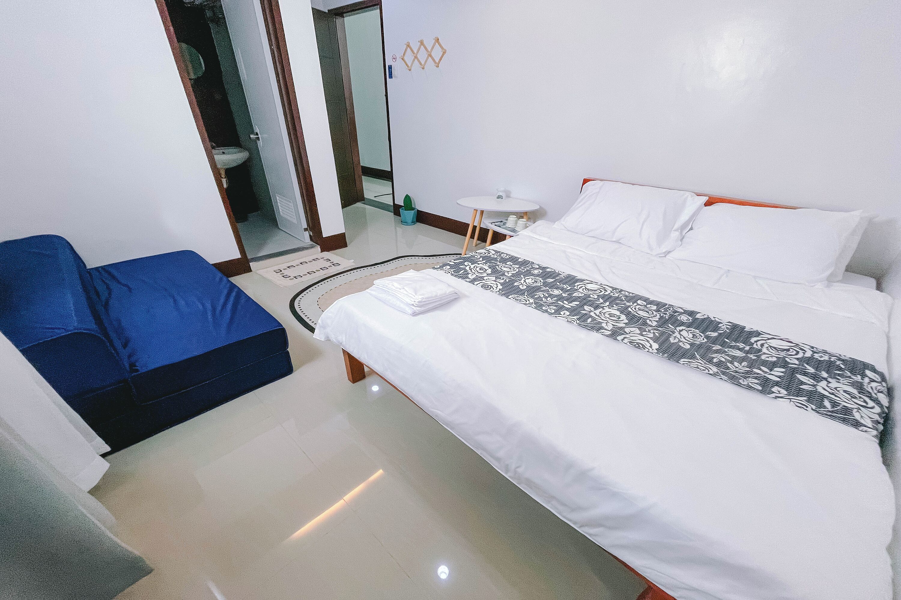 Escritorio, cortinas blackout, wifi gratis y ropa de cama 