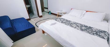 Escritorio, cortinas blackout, wifi gratis y ropa de cama
