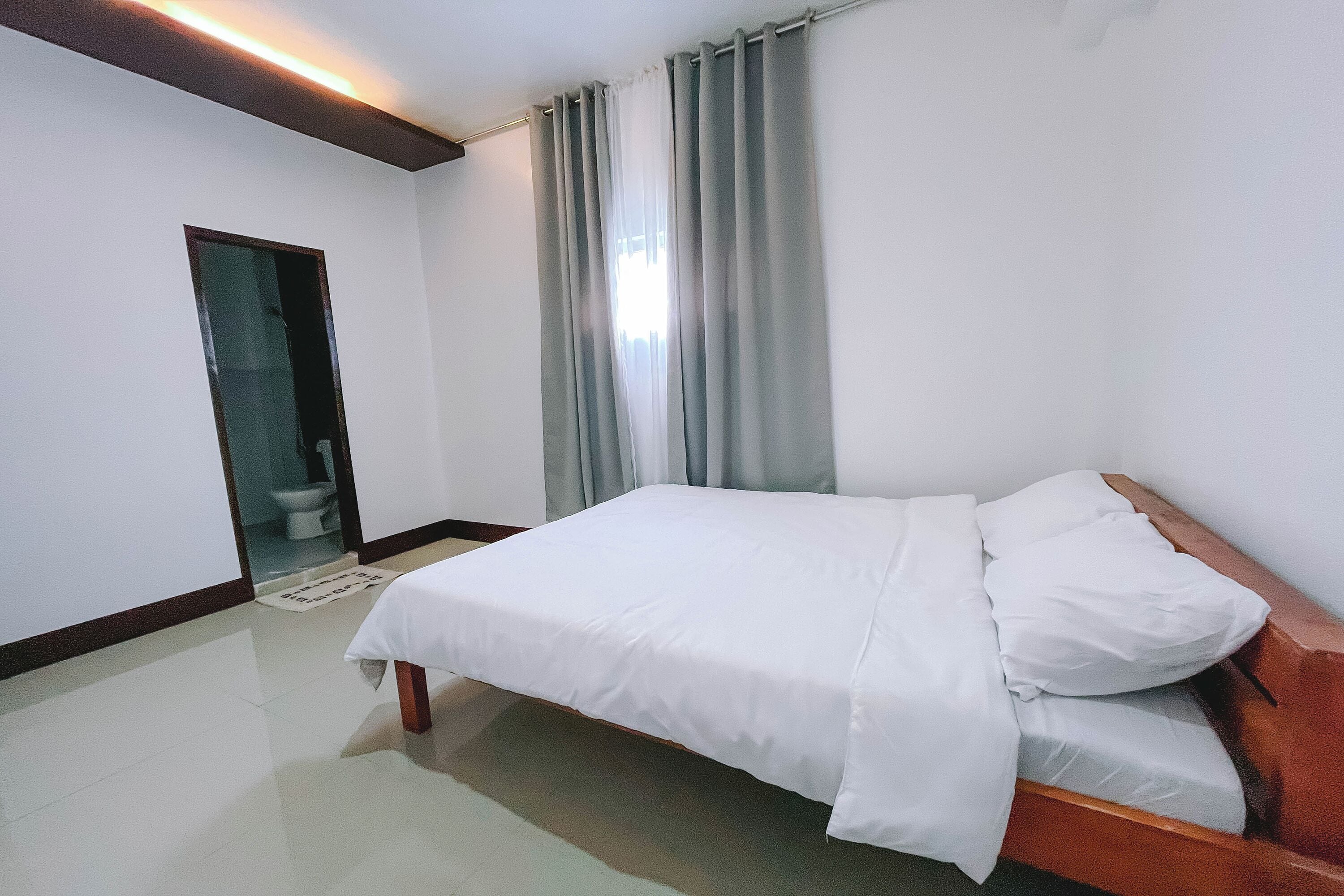 Desk, blackout drapes, free WiFi, bed sheets