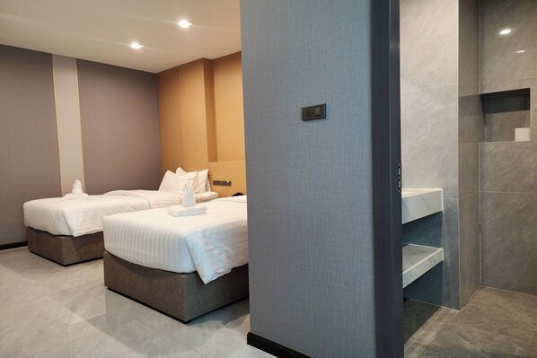 Kahden hengen huone (kaksi sänkyä), oma kylpyhuone | Tallelokero huoneessa, työpöytä, silitysrauta/-lauta, ilmainen Wi-Fi