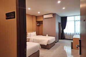 Twin kamer, privébadkamer | Een kluis op de kamer, een bureau, een strijkplank/strijkijzer