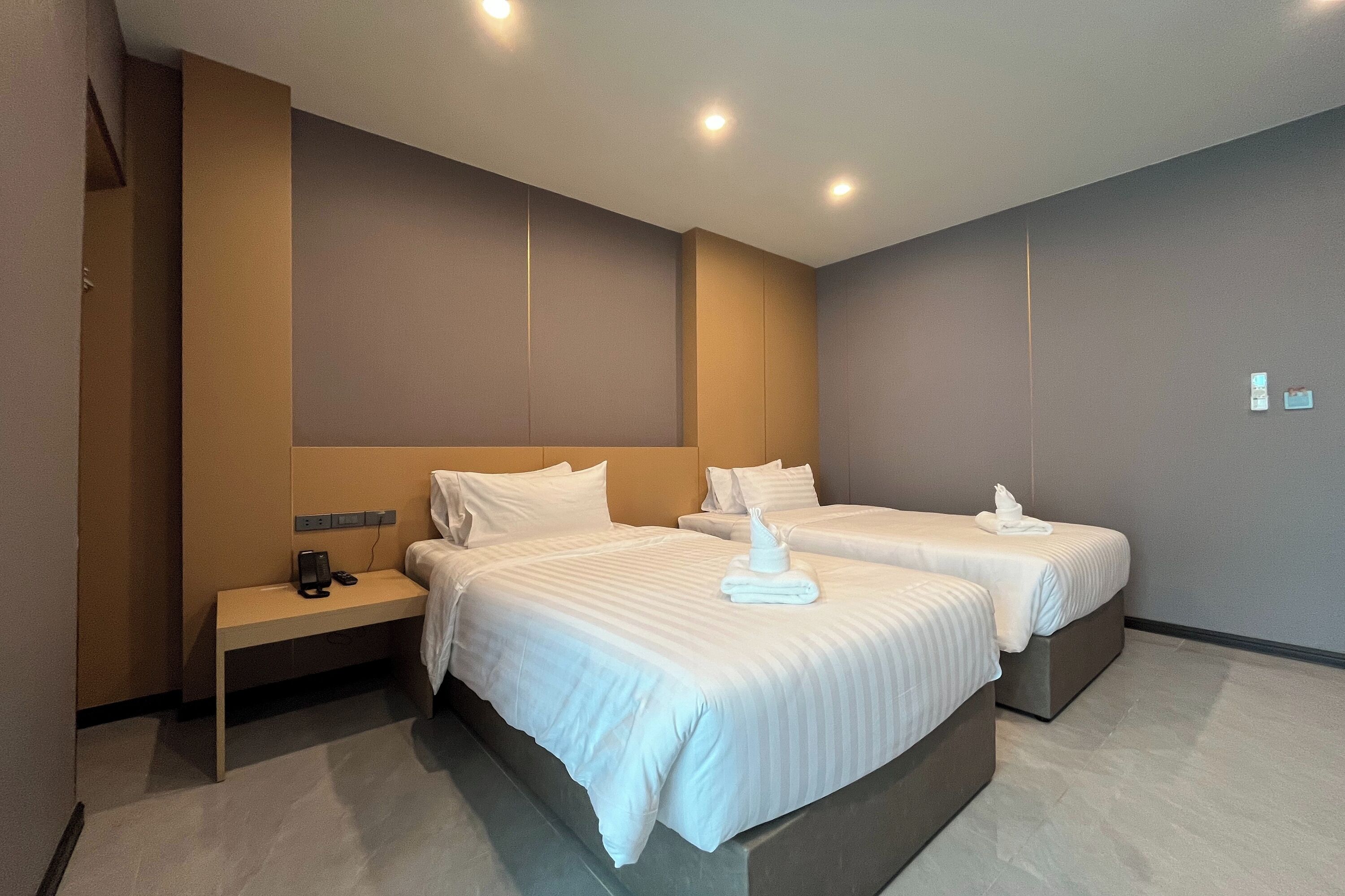 Twin kamer, privébadkamer | Een kluis op de kamer, een bureau, een strijkplank/strijkijzer