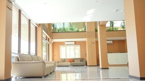 Un espacio habitable amplio con techos altos, ventanas grandes y un diseño moderno.