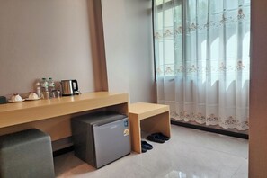 Kahden hengen huone, oma kylpyhuone | Tallelokero huoneessa, työpöytä, silitysrauta/-lauta, ilmainen Wi-Fi