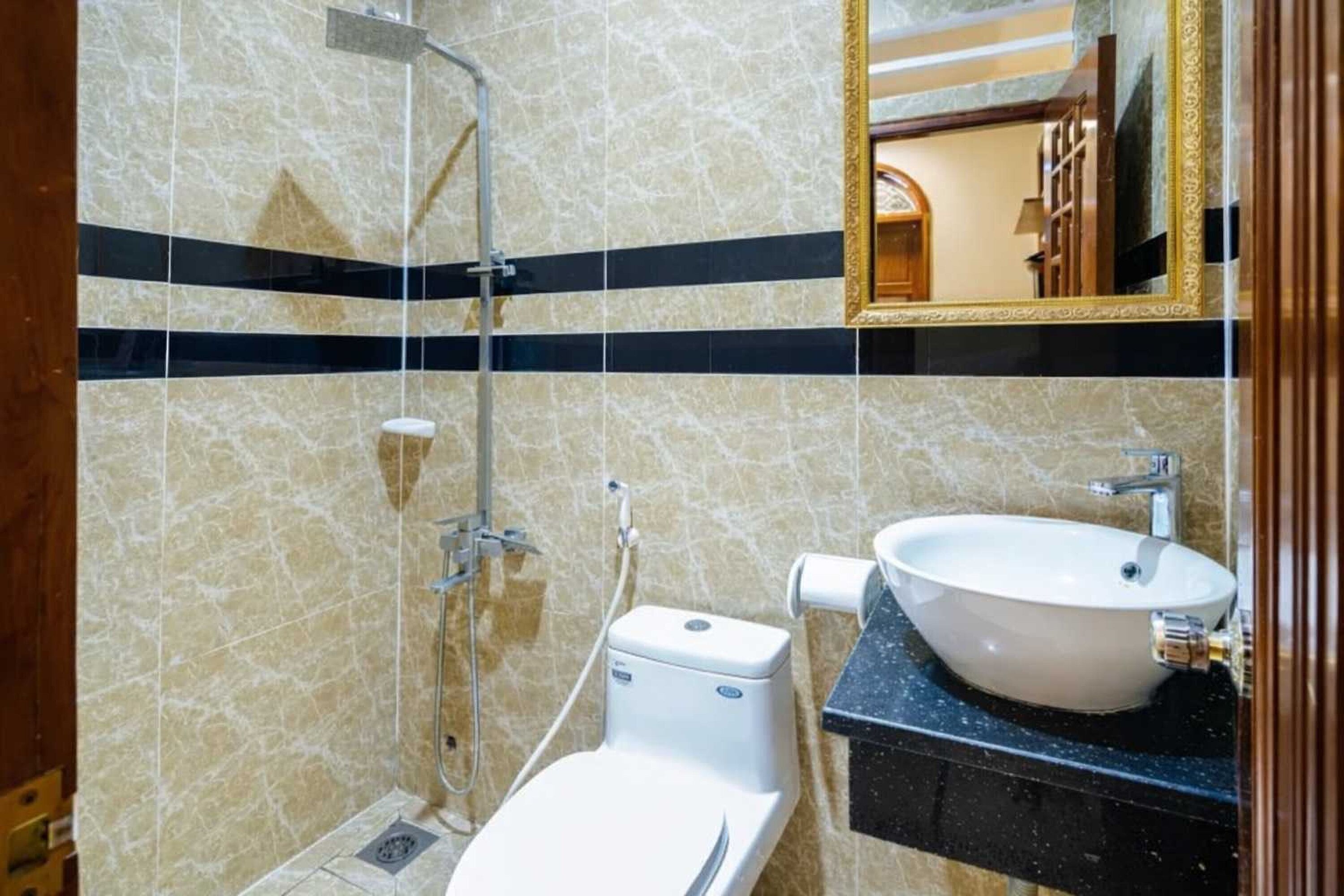 Superior Double Room | Bathroom | Shower, rainfall showerhead, free toiletries, towels