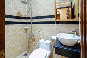 Chambre Double Supérieure | Salle de bain | Douche, douche à « effet pluie », articles de toilette gratuits