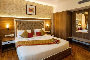 Deluxe-Doppelzimmer, Blick auf den Innenhof | Zimmersafe, Schreibtisch, Bügeleisen/Bügelbrett, kostenloses WLAN