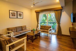 Suite familiare, balcone, vista piscina | Area soggiorno | Stampante