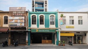 Un bâtiment sur lequel on peut voir des enseignes pour les restaurants « HAN GAN KEE » et « DEERIANG ».