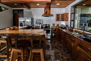 Deluxe House, Mountain View | Private kitchen | Mini-fridge, microwave, coffee/tea maker, cookware/dishes/utensils - Casa ficus Monteverde  (Monteverde)
