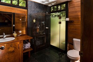 Comfort Studio, Mountain View | Bathroom | Shower, towels, soap, toilet paper - Casa ficus Monteverde  (Monteverde)