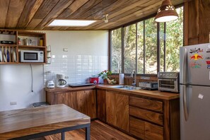 Basic Studio, Mountain View | Private kitchen | Mini-fridge, microwave, coffee/tea maker, cookware/dishes/utensils - Casa ficus Monteverde  (Monteverde)