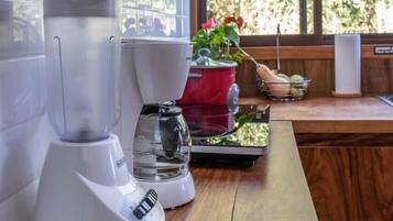 Lemari es kecil, microwave, dan mesin pembuat kopi/teh