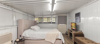 Charming 3-bedroom bungalow in tranquil Langley Township getaway in Resort