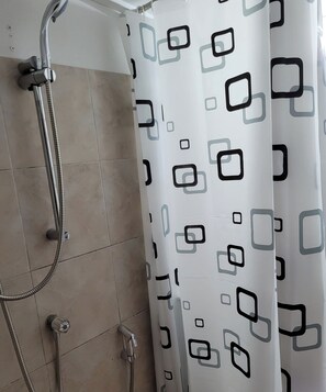 Shower, hair dryer, towels, soap - Studio in the center of Lamai. (Maret)