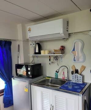 Jääkaappi, mikroaaltouuni, liesi, keittoastiat/astiat/ruokailuvälineet