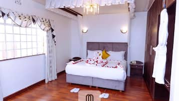 Dobbeltrom – superior, terrasse, hageutsikt | Safe på rommet, skrivebord og skrivebord for bærbar PC