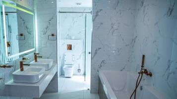 Executive Suite, Balcony, Mountain View | Bathroom | Free toiletries, towels, soap, shampoo