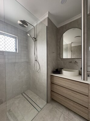 Shower, hair dryer, towels, soap - 3 Bed Townhouse in North Ward (North Ward)