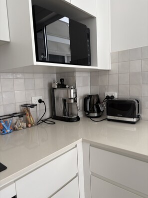 Fridge, microwave, oven, stovetop - 3 Bed Townhouse in North Ward (North Ward)