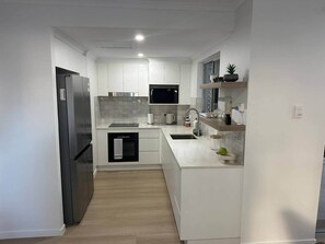 Refrigerador, microondas, horno y parrilla de estufa 