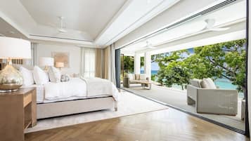 Tabla de planchar con plancha, wifi y ropa de cama