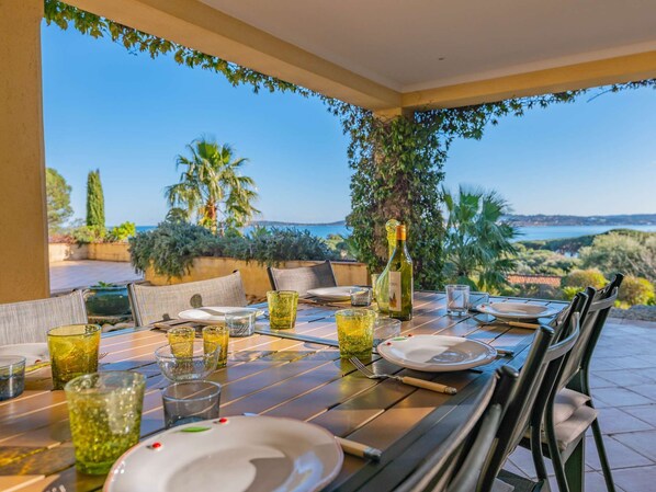 Outdoor dining - GRIMAUD – SEA VIEW VILLA – 5 BEDROOMS – SWIMMING POOL (GRIMAUD)