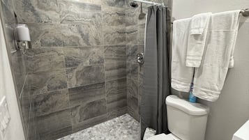 SĂšche-cheveux, serviettes fournies, savon, papier toilette