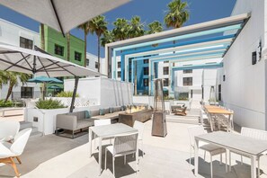 Outdoor dining - Sunny Chandler Escape: Poolside Comfort, Dining & Adventure Nearby l 2 Rooms (Chandler)