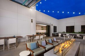 Outdoor dining - I-10 Convenience & Heated Pool | Relax, Explore, Enjoy Phoenix (Chandler)