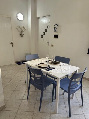 Dining - Studio Apartment for 4 Guests in the Town Center – Ref. La Fonte (San Vincenzo)