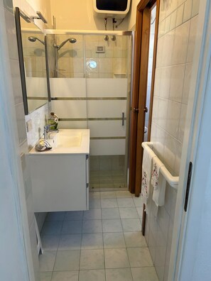 Shower, hair dryer - Studio Apartment for 4 Guests in the Town Center – Ref. La Fonte (San Vincenzo)