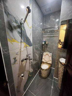 Basic Double Room | Bathroom | Free toiletries, hair dryer, towels, soap - Khach san Paradise Sai Gon (Ho Chi Minh)