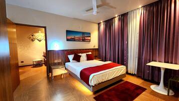 Royal Suite | Laptop workspace, free WiFi, bed sheets