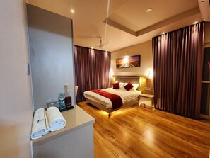 Laptop workspace, free WiFi, bed sheets - J&G Royal Stay- A Boutique Hotel (Kanayannur)
