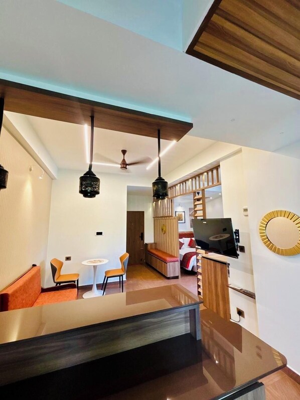 Espacio para trabajar con laptop, wifi gratis y ropa de cama 