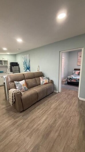 Suite, 1 Katil Kelamin (Double), Patio, Garden View | Ruang tamu | TV 