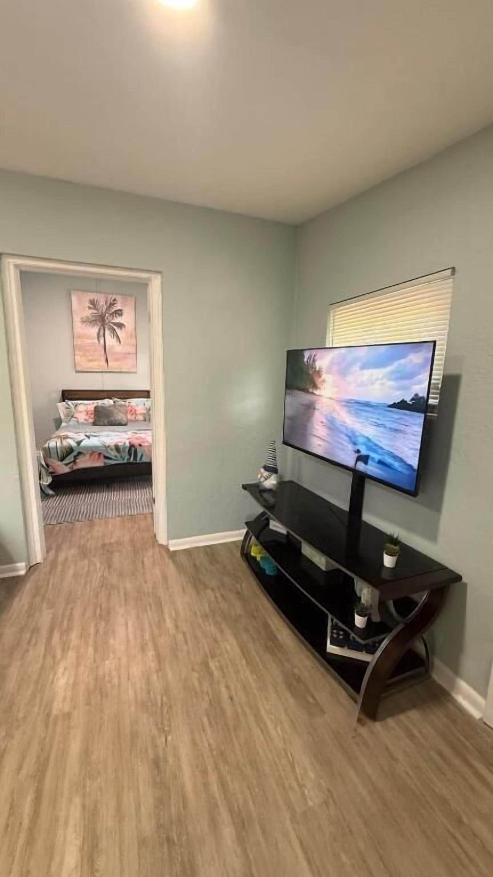 Laptop workspace, iron/ironing board, free WiFi, bed sheets