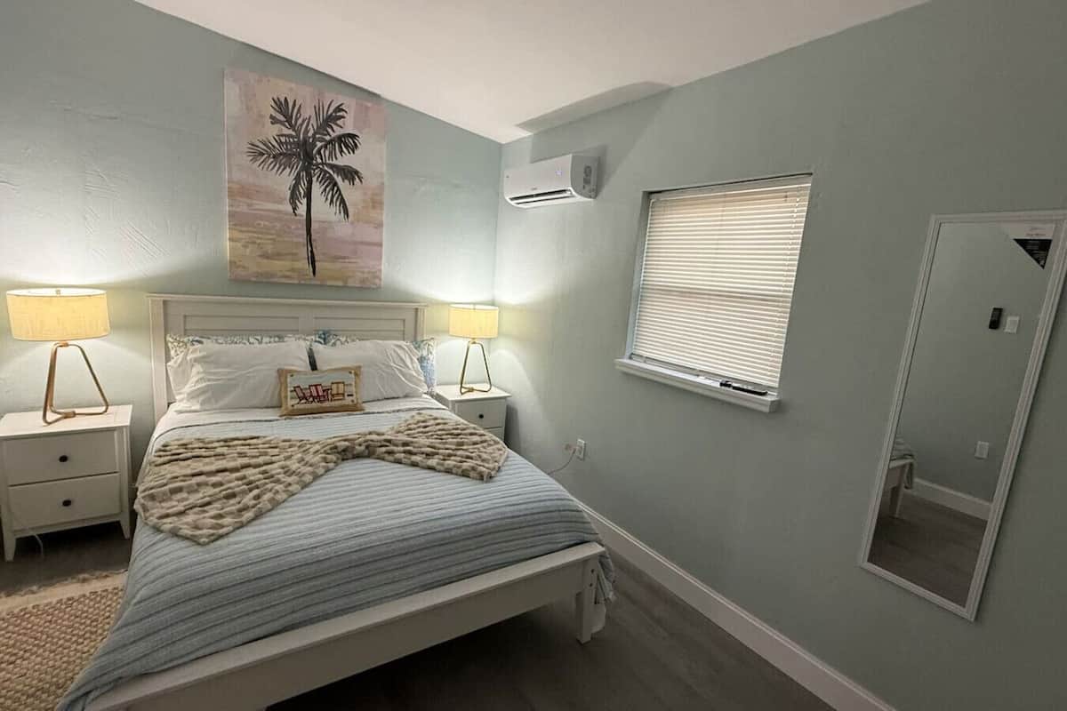 Suite, 1 Katil Kelamin (Double), Patio, Garden View | Ruang kerja komputer riba, seterika/papan seterika, Wi-fi percuma